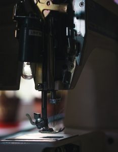 how to thread a sewing machine needle 