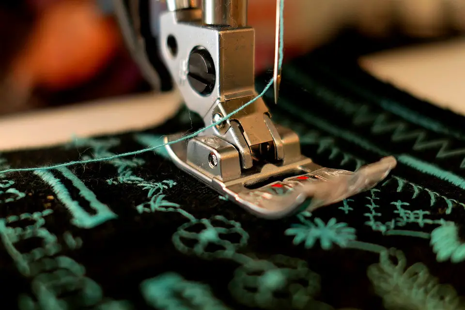How to Thread A Sewing Machine Needle