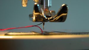 how to thread a sewing machine needle 